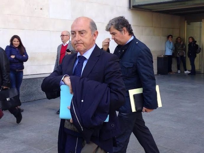Alfonso Novo, en primer plano de la imagen, a su salida del juzgado