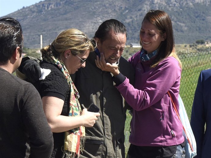 Julián Muñoz abandona la prisión acompañado por sus hijas