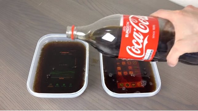 Experimento congelar móviles en Coca-Cola