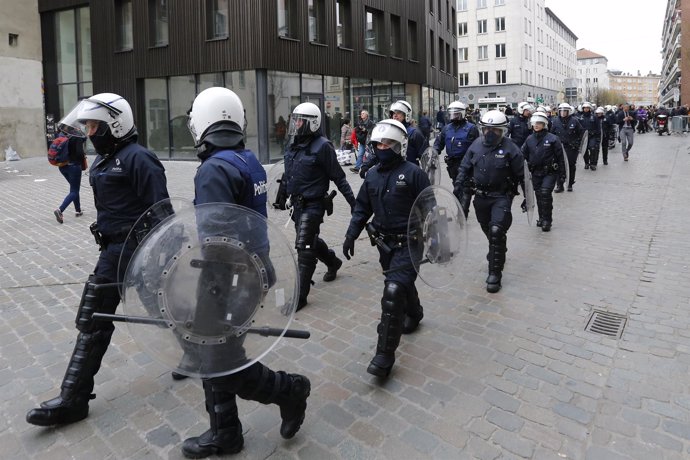 Policías belgas tomando posiciones en el barrio de Molenbeek, en Bruselas