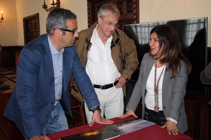 Información 2: El Alcalde De Santa Cruz De La Palma Recibe Al Escritor Y Product