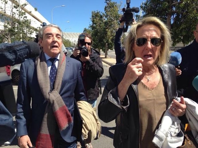 María del Carmen García Fuster a su salida de la Ciudad de la Justicia