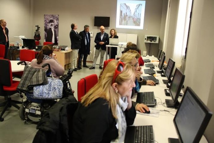 Carmona (dcha.) durante su visita al centro Guadalinfo