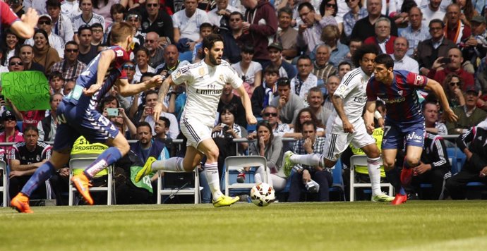 Isco repartiendo juego.
