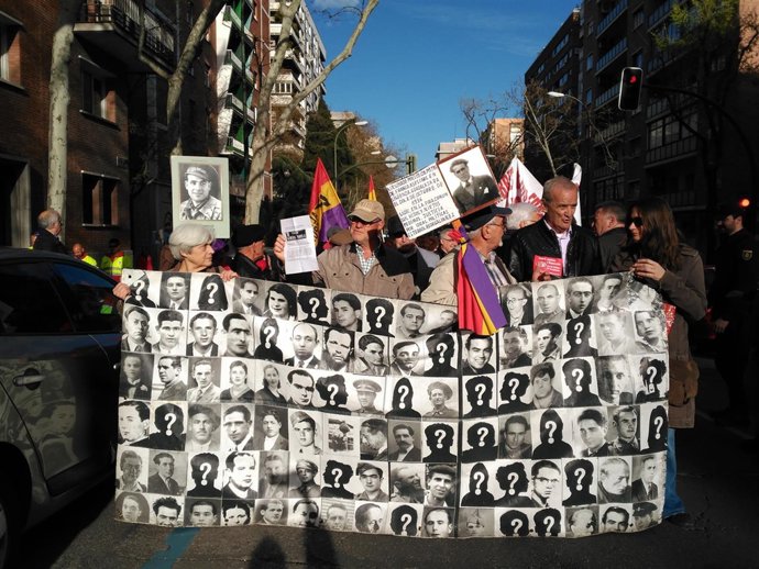 Colectivos antifranquistas se manifiestan en contra de la simbología del régimen
