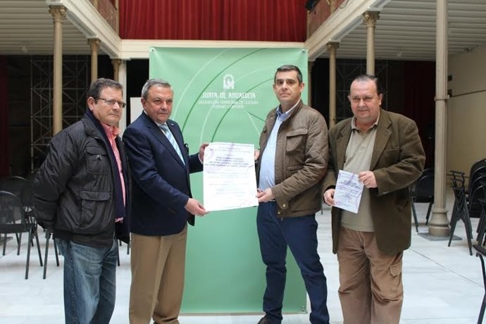 Alcalde (centro) durante la presentación del evento