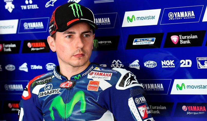 Jorge Lorenzo en Boxes en los test de Sepang