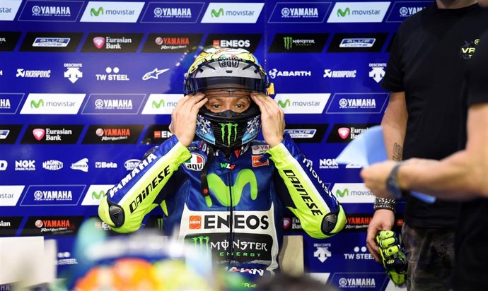 Valentino Rossi colocandose el casco en el Gran Premio de Qatar