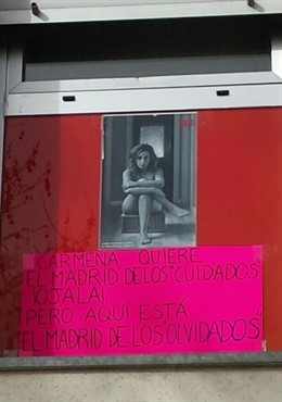 Carteles de una de las perjudicadas