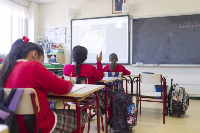 Colegio, escuela, aula, primaria, clase, niño, niña, niños, estudiando