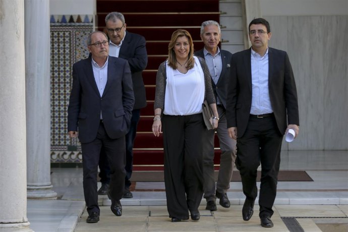Susana Díaz entre Cornejo y Jiménez en el patio del Parlamento