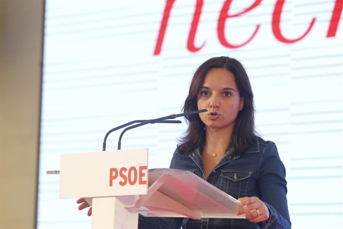 Sara Hernández en un acto con alcaldes y concejales