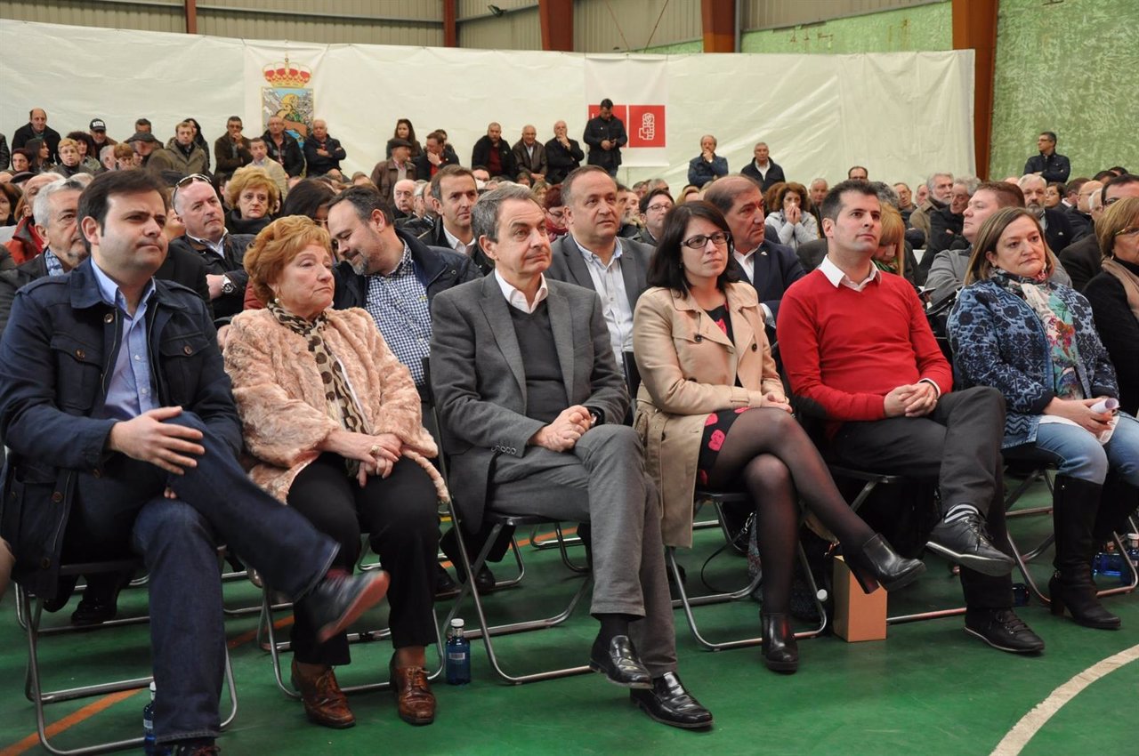 Zapatero (centro) en el acto homenaje a Rodríguez Aller con Tudanca y Lastra