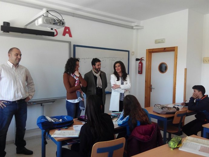 La delegada de Educación de la Junta visita un IES en Huesa