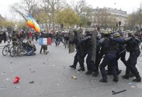 Disturbios entre la Policía y manifestantes en Rennes, Francia