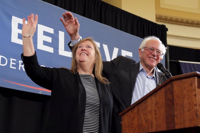 El precandidato presidencial demócrata Bernie Sanders y su esposa