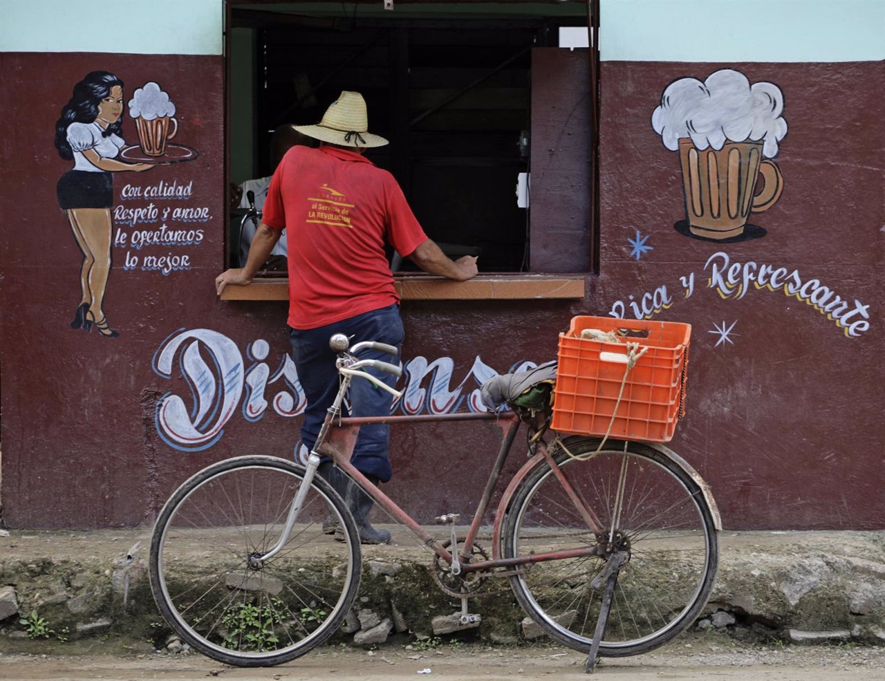 Granjero compra una cerveza a las afueras de La Habana