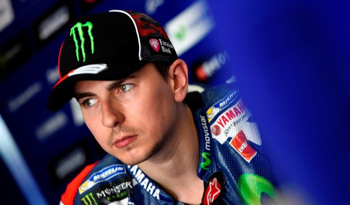 Jorge Lorenzo en boxes de los test de Sepang
