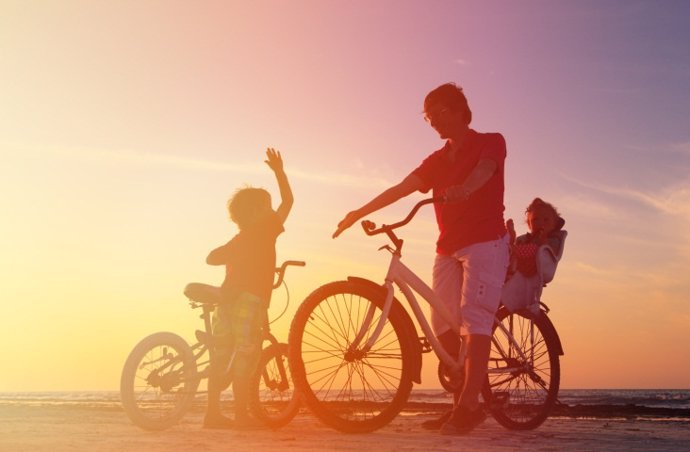 Padre e hijo montando en bicicleta
