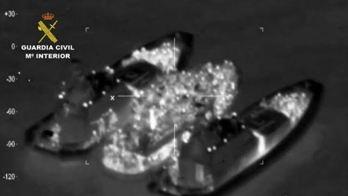 Dos patrulleras italianas escoltan una patera en una operación de rescate