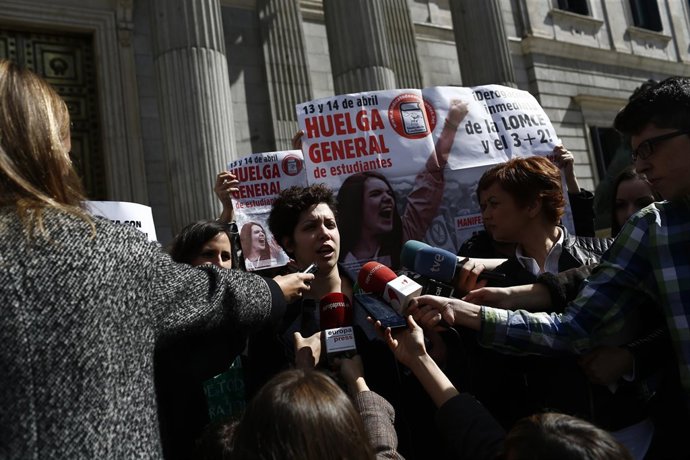 Estudiantes protestan ante el Congreso para la derogación de la Lomce