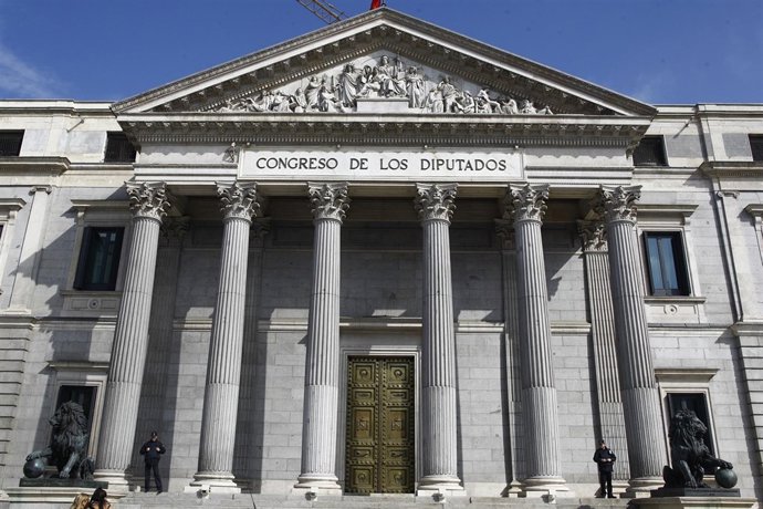 Puerta principal del Congreso de los Diputados con los leones
