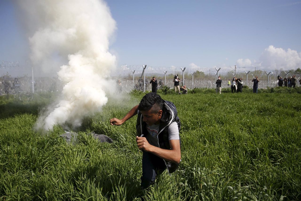 La Policía macedonia dispersa con gases lacrimógenos a cientos de refugiados