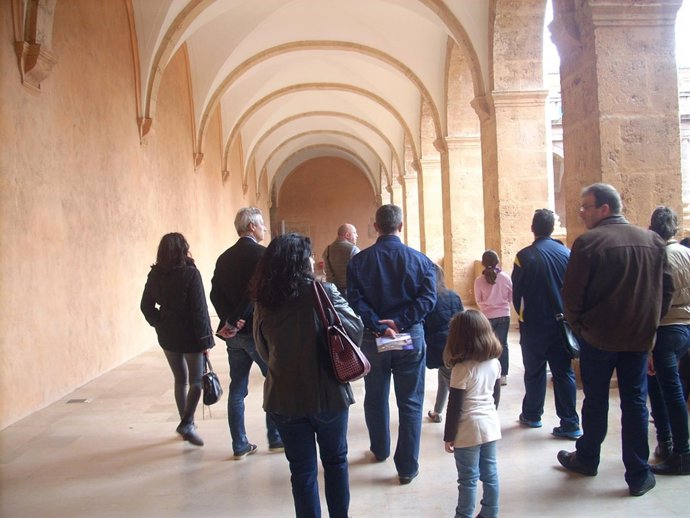Visitantes en el Monasterio de San Miguel de los Reyes