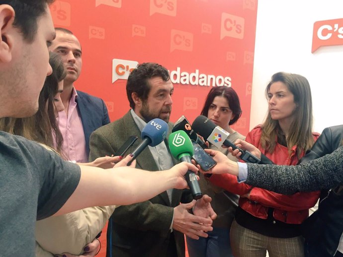 Miguel Gutiérrez atiende a los medios en la sede de C's en Madrid