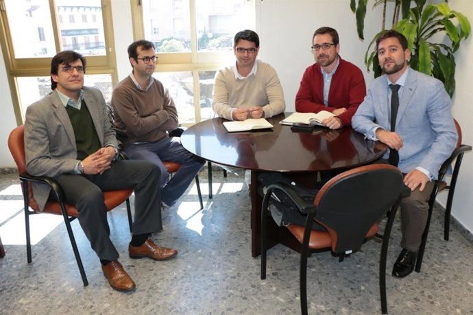 Pedro García, teniente de alcalde, reunido con empresarios del sector hotelero