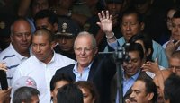 Kuczynski deposita su voto y asegura que se encuentra "perfectamente bien de salud"