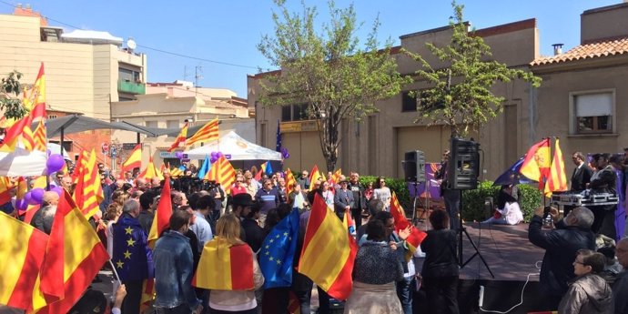 Acto reivindicativo ante el Ayuntamiento de Sant Vicenç dels Horts 