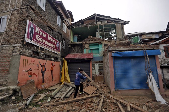 Daños del terremoto en Srinagar, en la Cachemira controlada por India