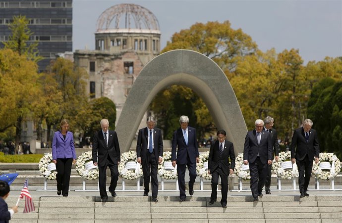Kerry durante su visita al memorial de Hiroshima (Japón)