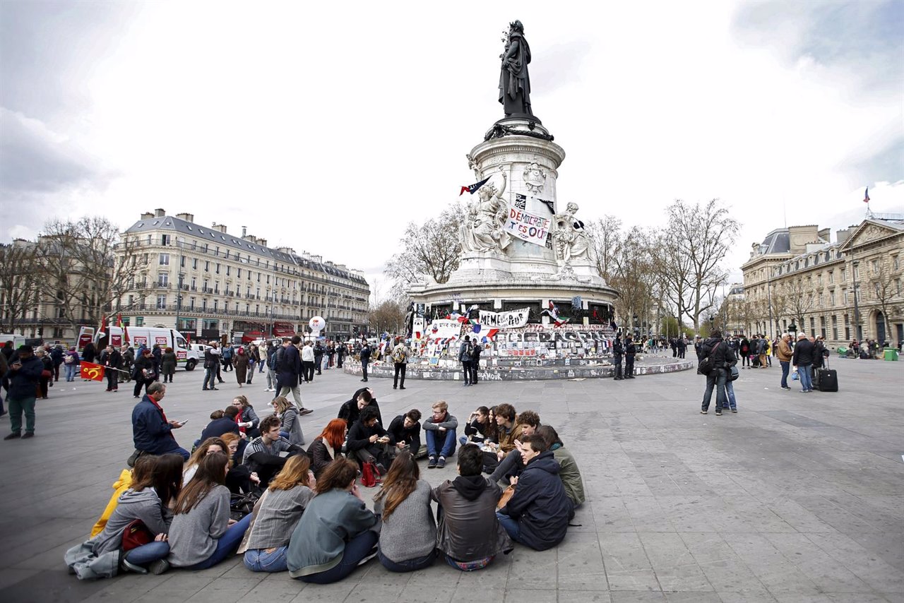 Estudiantes en la plaza de la República