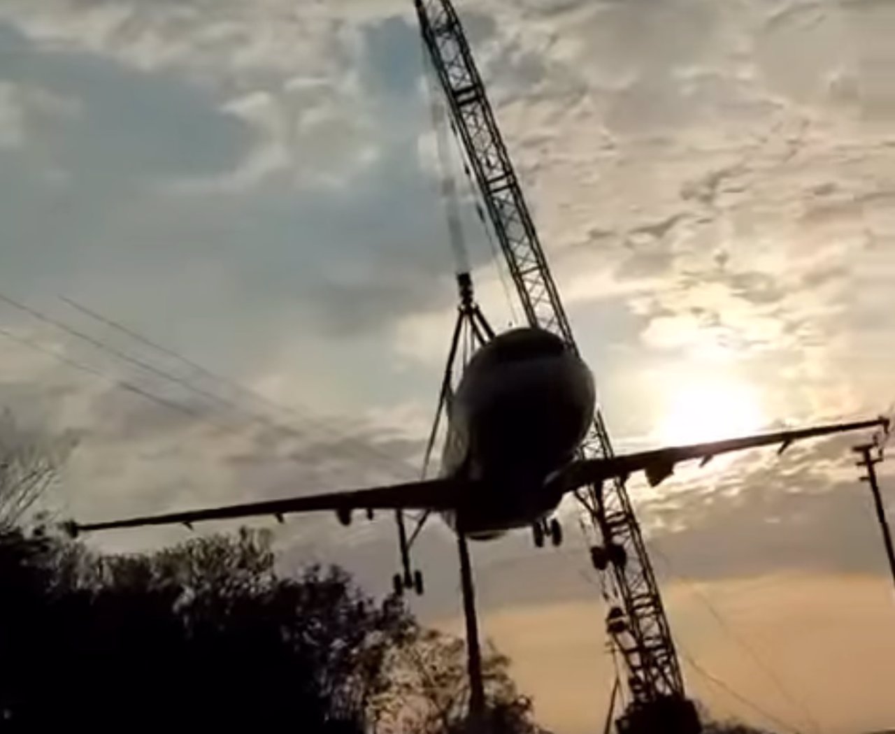 Un avión cae al suelo tras ceder la grúa que lo sujetaba en Hyderabad, India