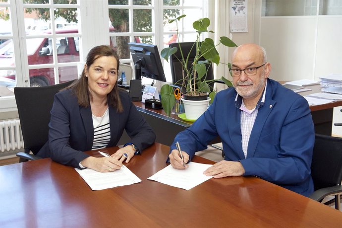 Gema Mañú y Pedro Mª García firman el convenio