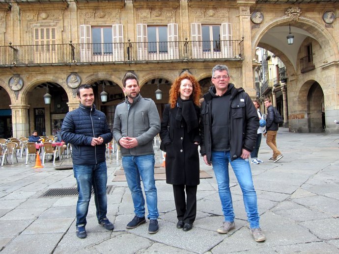 Pablo Yáñez (primero por la izquierda) junto a compañeros de C's en Salamanca.