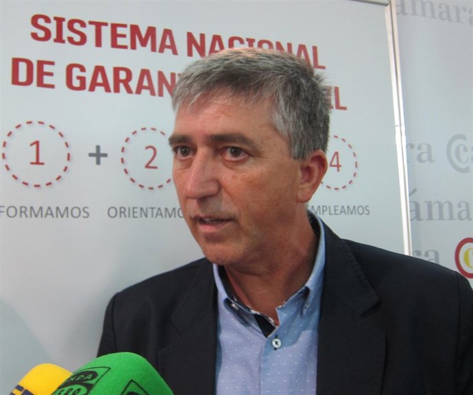 El conseller de Economía, Rafael Climent, atendiendo a los medios  