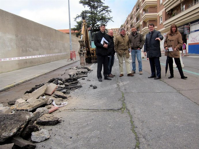 El alcalde de Salamanca visita las obras de mejora en la red de abastecimiento.