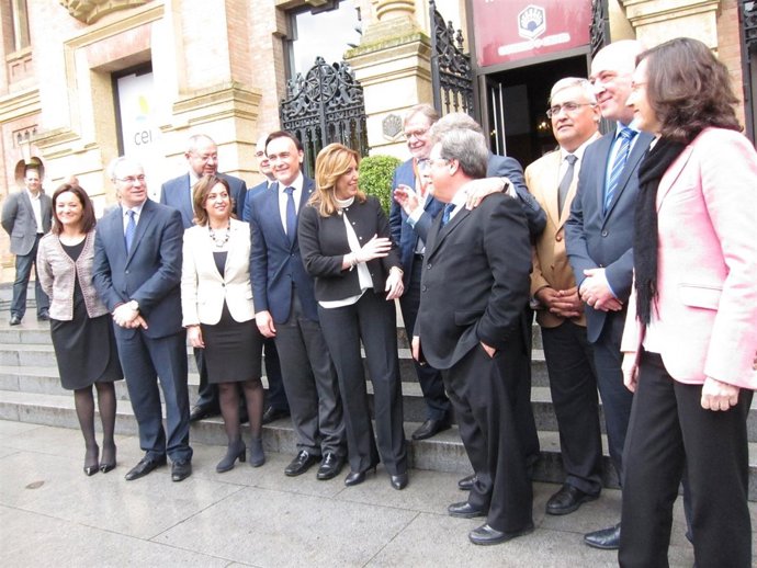 Susana Díaz (centro), con el resto de autoridades asistentes al congreso