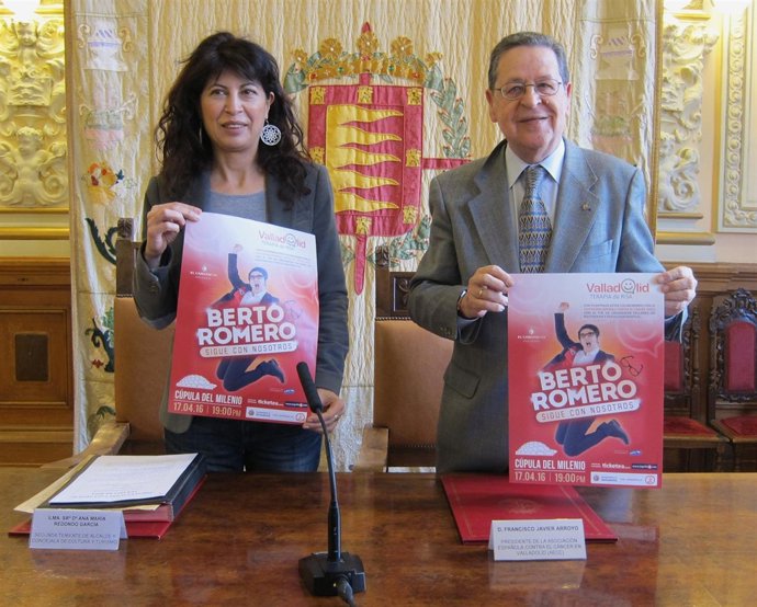Ana Redondo y Javier Arroyo con los carteles de la actuación