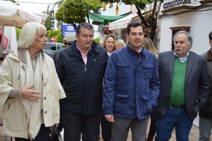 Juanma Moreno, con Teófila Martínez y Antonio Sanz en un acto en Prado del Rey