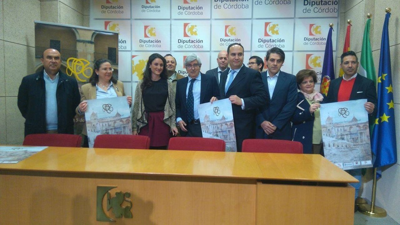 Gómez (centro) y organizadores durante la presentación del congreso