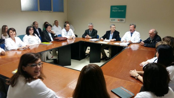 Celaya, en la reunión con profesionales sanitarios antes de firmar los contratos