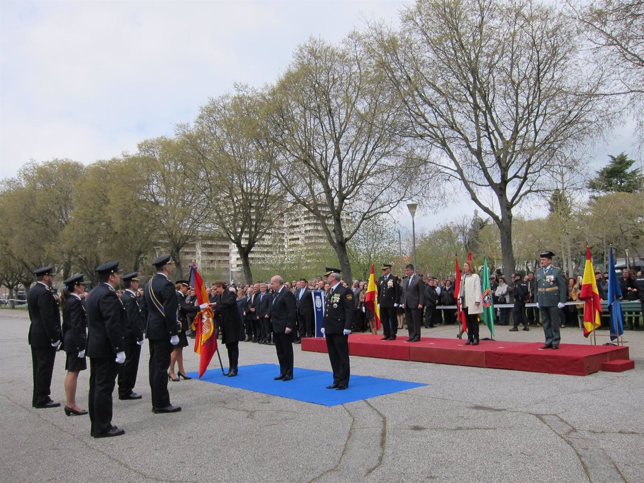 El ministro del Interior en el acto de concesión del uso de la bandera de España