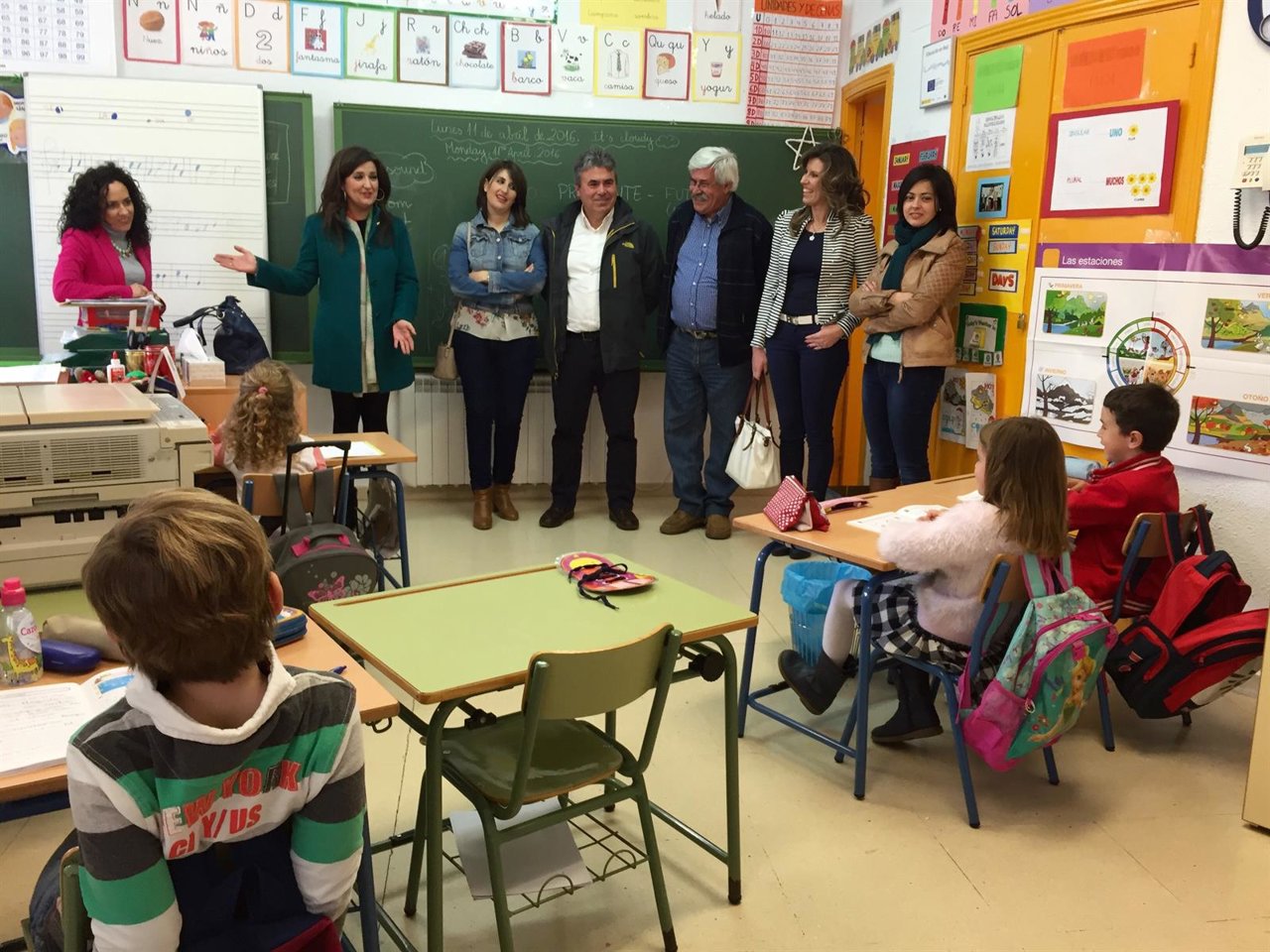 Caballero (2i), en la visita al colegio de Peñolite. 