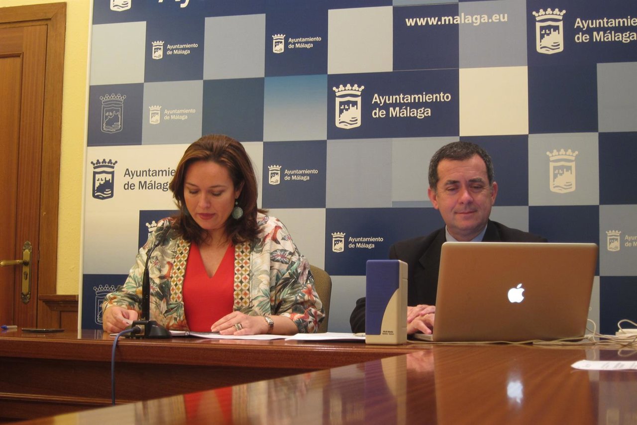 María del Mar Martín Rojo junto a Enrique Nadales.
