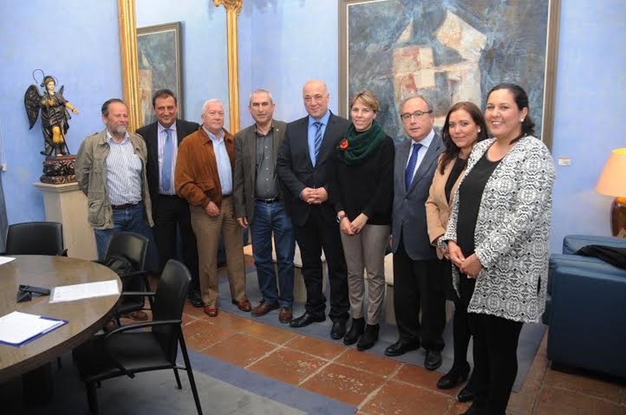 Antonio Ruiz (centro) durante la reunión mantenida con CECO, UGT y CCOO