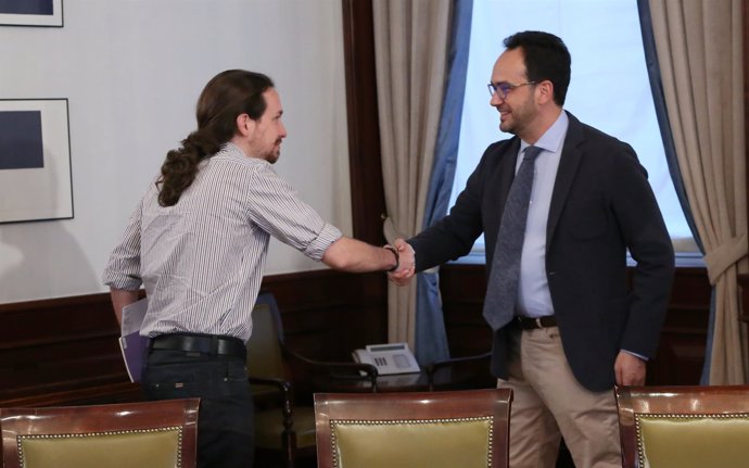 Pablo Iglesias y Antonio Hernando se estrechan la mano en el Congreso